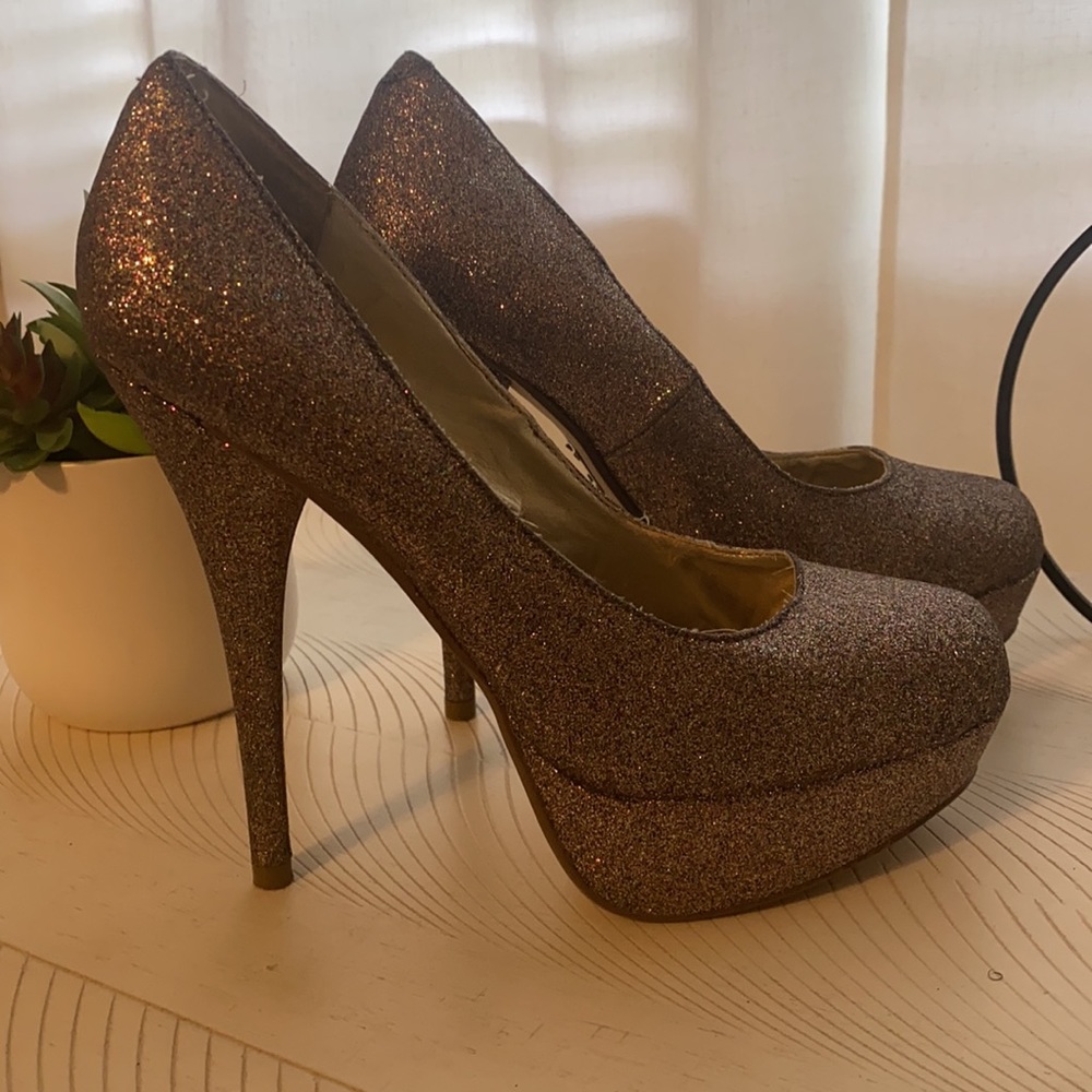Multicolor glitter pumps ✨